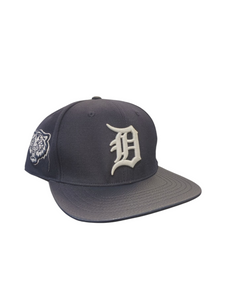 Pro Tigers Old English D Strapback NAVY/WHT