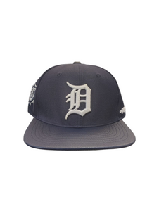 Pro Tigers Old English D Strapback NAVY/WHT